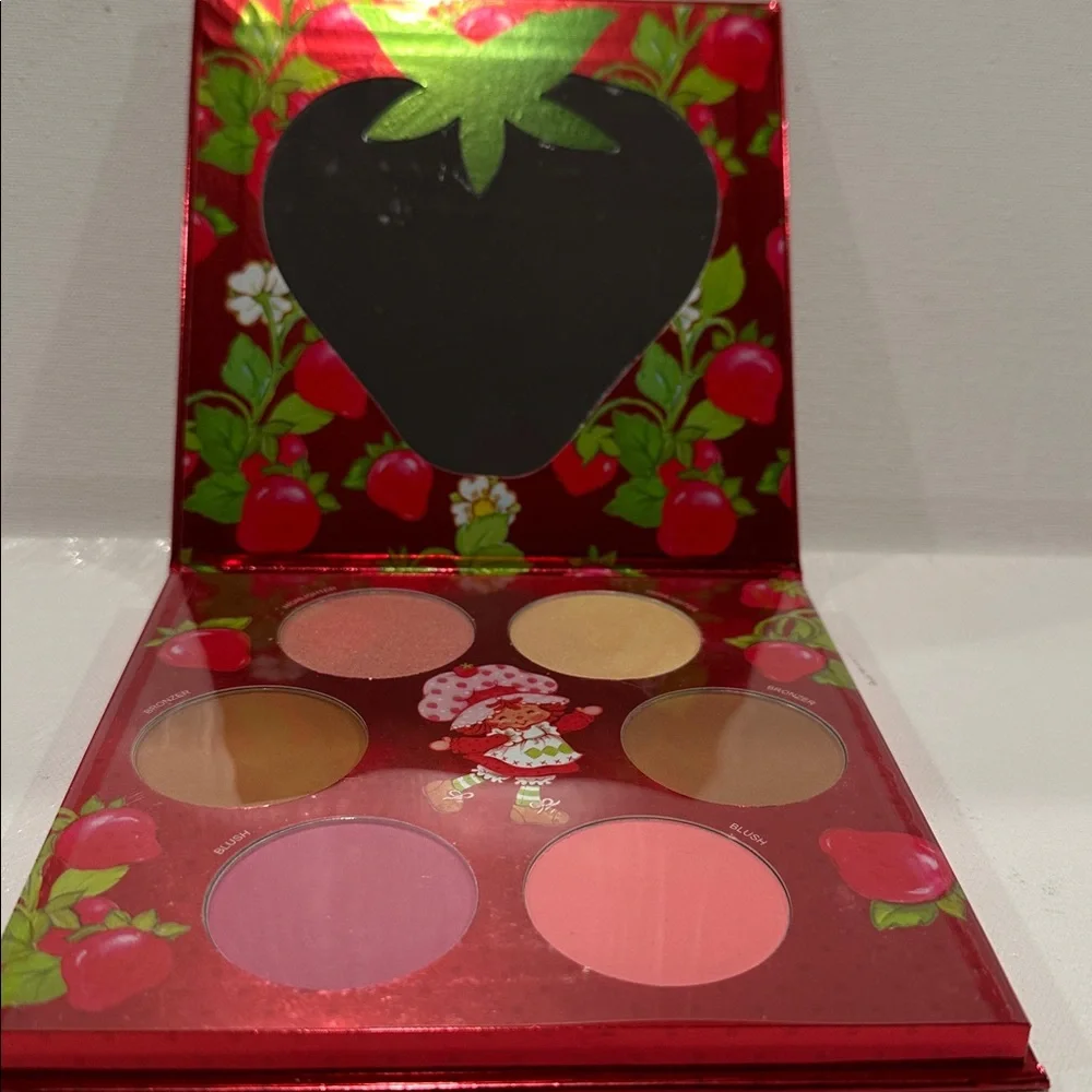 Strawberry Shortcake Complexion Palette with Bronzer, Highlighter and Blush.